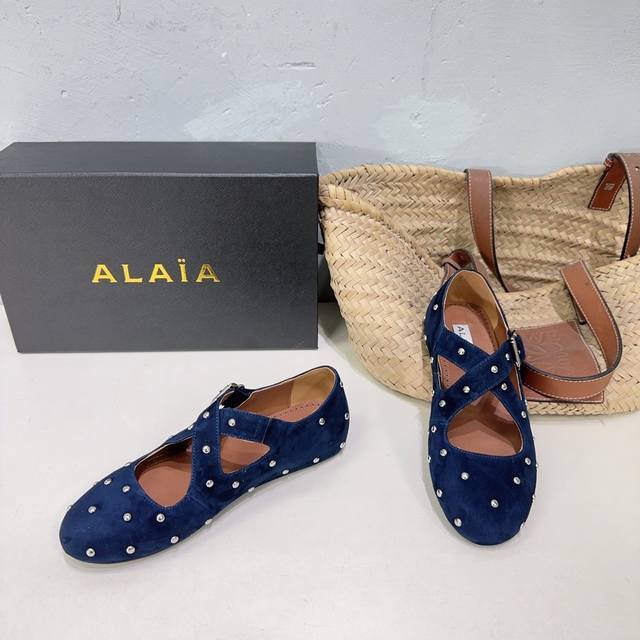 高品质出厂 ！小众潮牌Alaia25春夏麂皮铆钉圆头平底奶奶鞋玛丽珍乐福鞋单鞋！最新春夏时装秀新款系列平底芭蕾舞鞋！法国高端一线高定品牌！时尚界最后的手艺人 只
