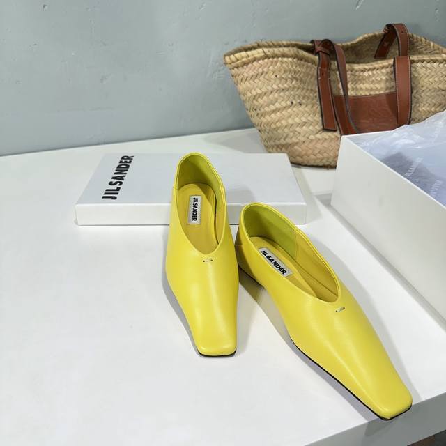 高品质出厂 ！小众潮牌Jilsander吉尔桑达25春夏经典复古平底女巫单鞋！方头秀气简易款！可两穿！ 非常修饰脚型！ 平底上脚舒适不累脚，又可以轻松拿捏法式的