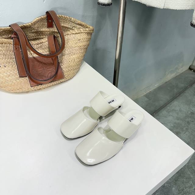 高品质出厂 ！小众潮牌Jilsander吉尔*桑达2025春夏新款猫跟圆头凉鞋！可盐可甜！ 极简主义时髦精绝对不能错过的必入款，没有任何繁杂装饰，质感极好的Vi