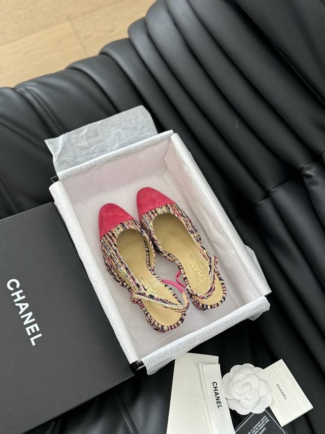 Chanel 经典Slingback后空凉鞋 前几年一直在做这个款 今年我们还是重新购版，再次精细Copy。 发现新版面的鞋面线条和形体舒适度都做了微调！ 这个