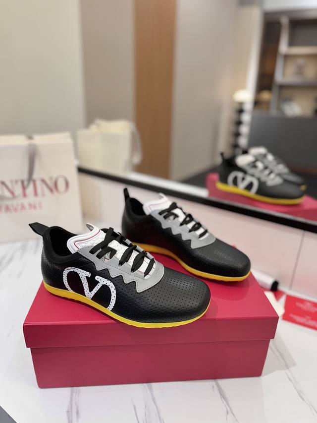 出厂 Valentino 2025华伦天奴最新春季运动鞋！专柜推荐Runboot运动轻盈舒适，蓝球鞋、跑步鞋、时尚运动鞋集于一体的多功能设计，演绎酷飒的上脚效果