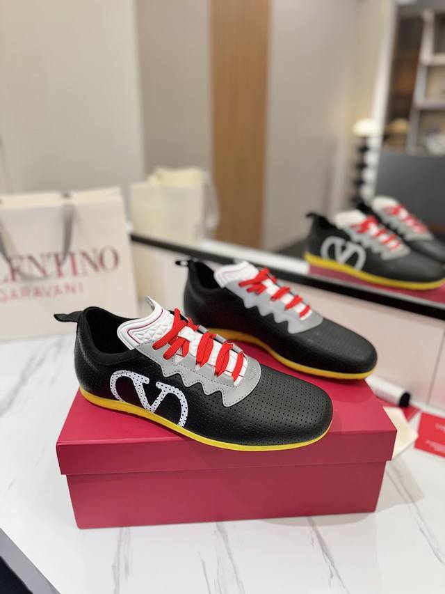 出厂 Valentino 2025华伦天奴最新春季运动鞋！专柜推荐Runboot运动轻盈舒适，蓝球鞋、跑步鞋、时尚运动鞋集于一体的多功能设计，演绎酷飒的上脚效果