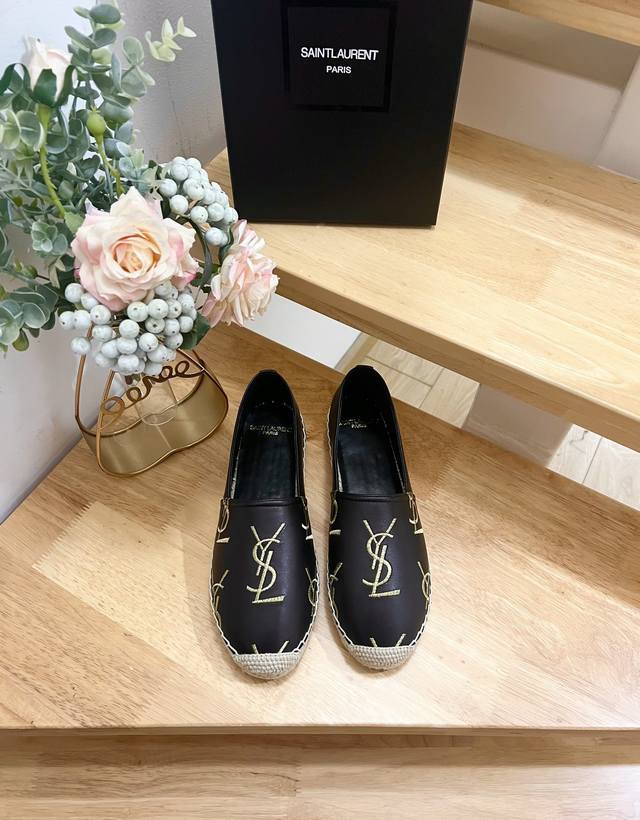 女款 男款 Saint Laurent 圣罗兰 2024年 早秋Logo渔夫鞋 Ysl标志、麻绳中底和内底。 收起 羊皮革 橡胶鞋底 码数：36-45 西班牙制