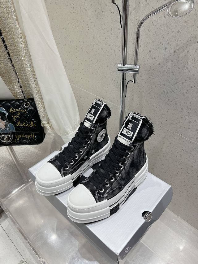 出厂 Drkshdwxconverse 匡威联名 特点是带有Drkshdw品牌标识的细长鞋舌环绕，编织标签承载模型名称 它有一个双层厚底，是经典的70年代的Ch