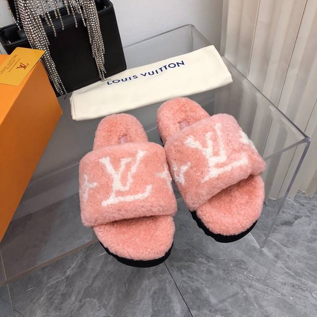 新色2025- 升级大底厚底版 L*V羊毛拖鞋頂级品质纯皮毛一体羔羊毛打造！米超温暖的感觉，穿上仿佛踩在云朵上经典老花装饰，精致高级！让这双毛拖身价陡增！鞋底是