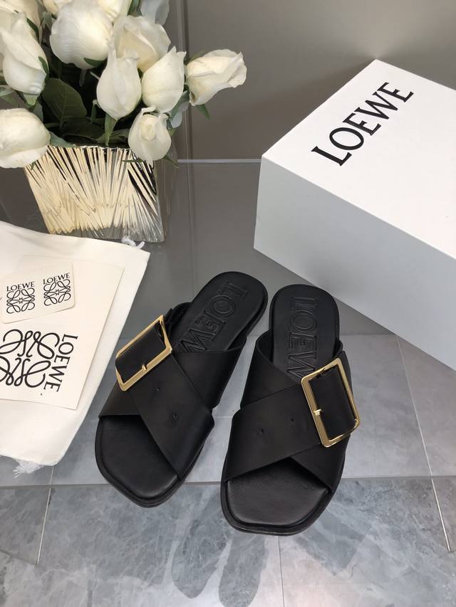 2025- Loewe拖鞋 25新款 超经典 鞋柜必备单品 大热时尚风格 这个太好看了吧 外形显露出优雅的气质 这款鞋可以说是我穿过最舒服的没有之一打造的就是一