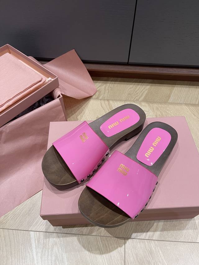 出厂 袜子+10 上新Miumiu 缪.缪.25春夏秀场漆皮袜套木屐凉鞋拖鞋 市面顶级原单版，Zp对比做货，所有细节都跟柜上一致：包括鞋面皮料，鞋垫内里皮料、刻