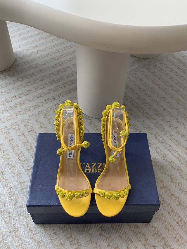 Aquazzura 24Ss 惊艳火爆款、菠萝 王室贵族的钟爱雍容华贵、气质高雅、到手如图柜级品质 璀璨别致水钻饰扣、小羊皮内里、意大利真A级真皮大底 跟高：平