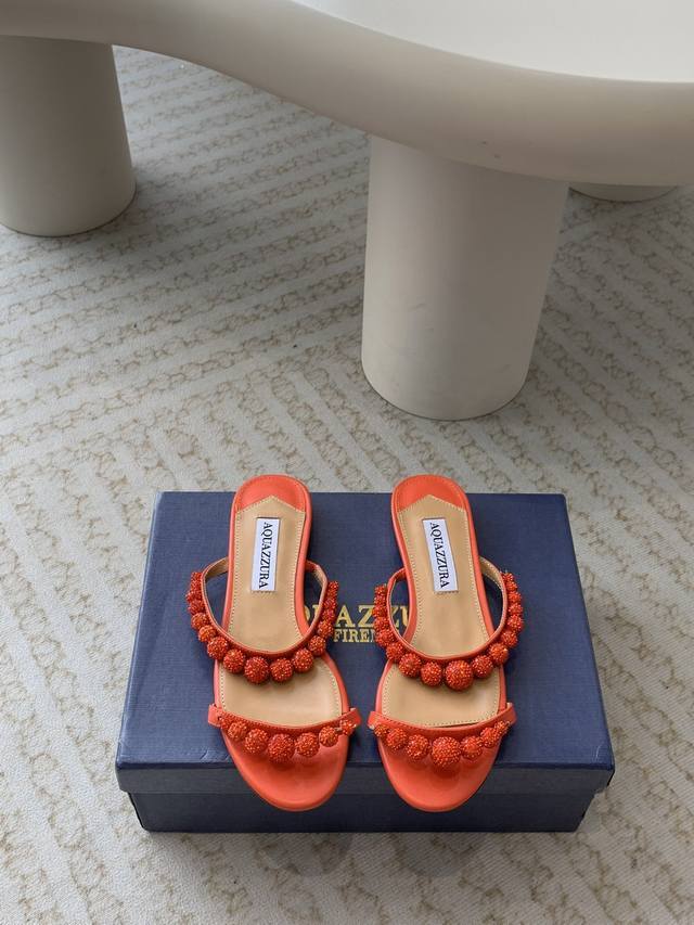 Aquazzura 24Ss 惊艳火爆款、菠萝 王室贵族的钟爱雍容华贵、气质高雅、到手如图柜级品质 璀璨别致水钻饰扣、小羊皮内里、意大利真A级真皮大底 跟高：平