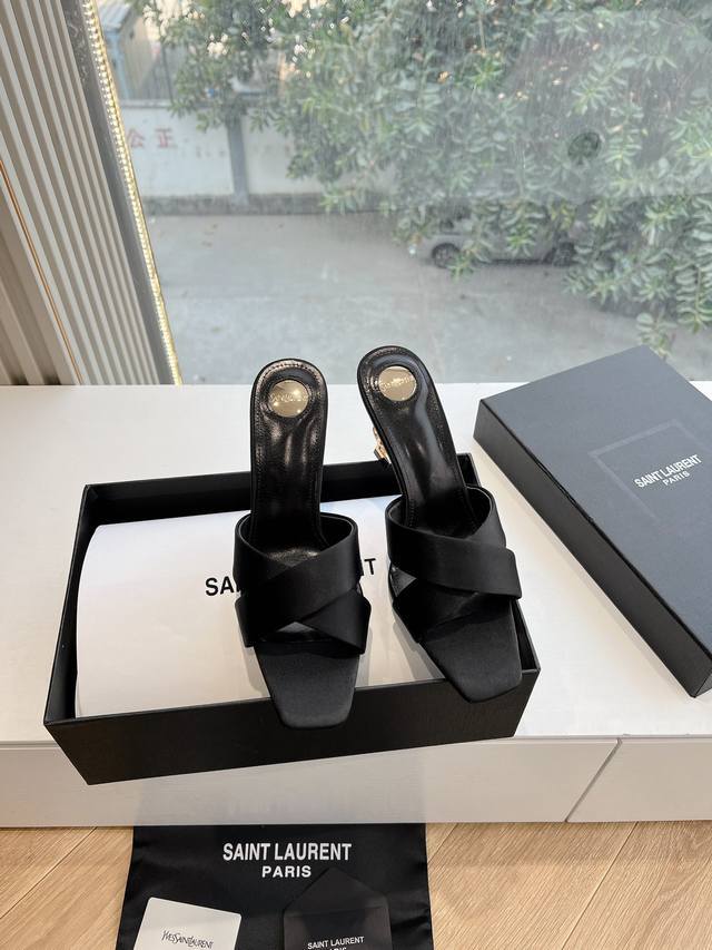 G288顶级品质Saint Laurent 圣罗兰Lee金属钻链条尖头高跟鞋Ysl姐姐的美丽尤物高跟鞋 又是人间圣罗兰 Rose同款的高跟鞋化很好修饰脚型，奢华