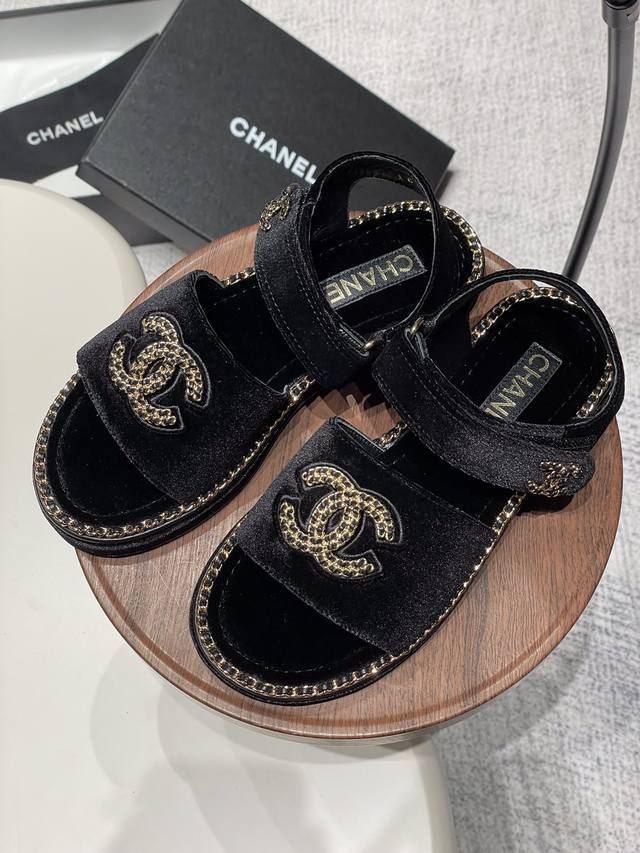 25Fw春夏新款Chane*小香链条圈边双C扣凉拖鞋系列 香家标志性的穿皮链条设计应用在垫脚圈边，配上经典菱格元素覆盖鞋面 垫脚！格外精致又文艺，很难找出不爱的