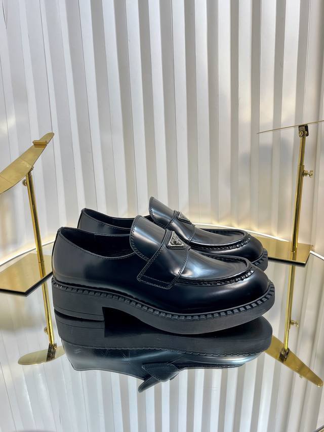 女 男 情侣款 顶级品质 Prada 经典款乐福鞋，调整升级版本全新上市 这款乐福鞋有多火就无需赘述了，无疑是近几年最受欢迎的乐福鞋！ 升级后微调细节如下：经典