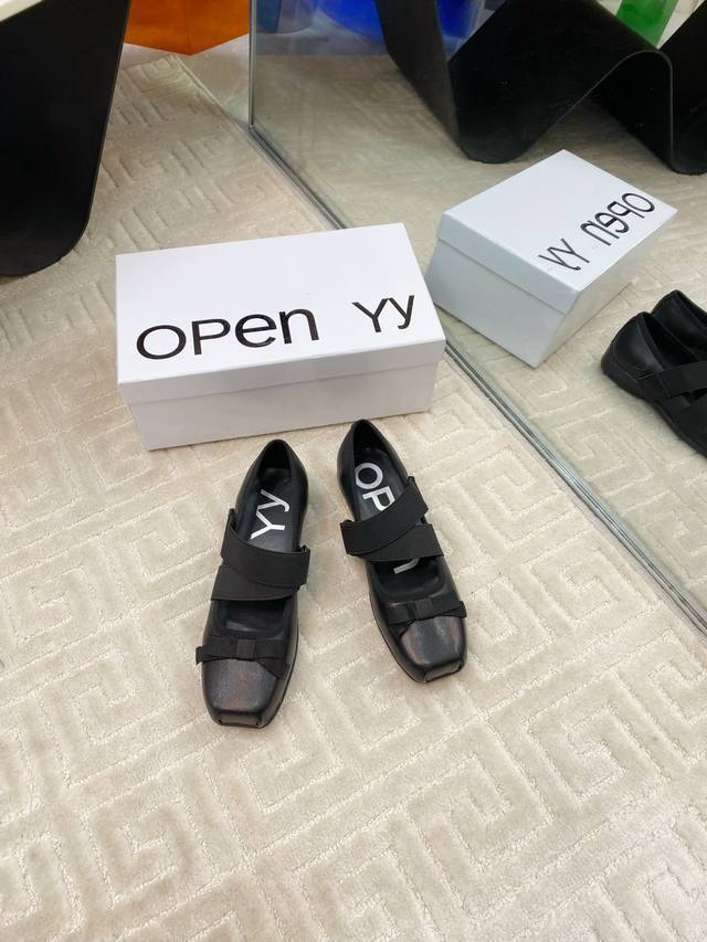 出厂 韩国小众品牌Open Yy春夏走秀款芭蕾舞鞋 第一眼看到这个鞋子就爱上了，带点复古味随意搭配都好看！各大网红博主都在穿它，整个鞋子非常柔软，好穿不磨脚鞋面