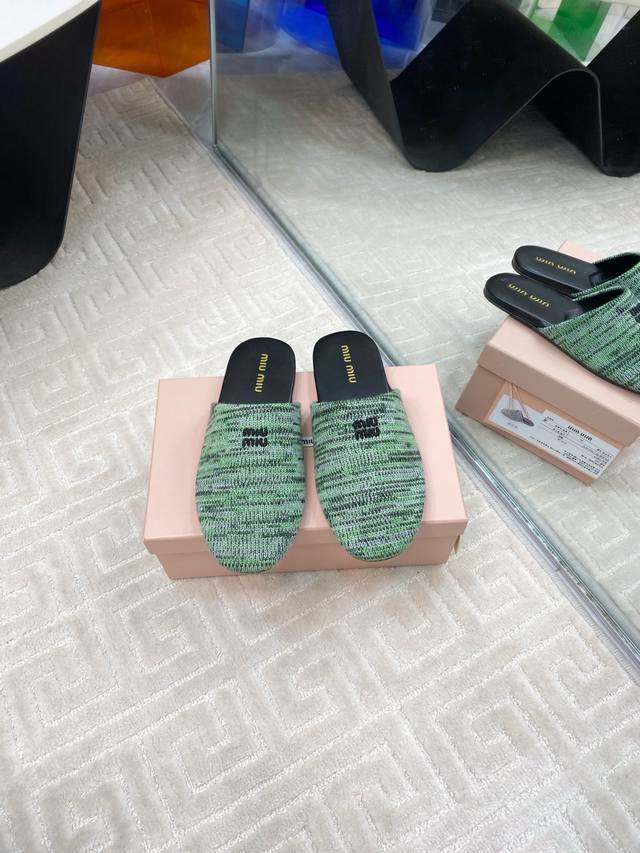 Miumiu秋夏系列穆勒鞋拖鞋包头针织半拖Zp开发 原版拆卸 对版拖鞋秒杀市面版本 Miu真的太少女啦 超级柔软舒服的脚感 材料：原版编织，内里小羊皮 原版橡胶