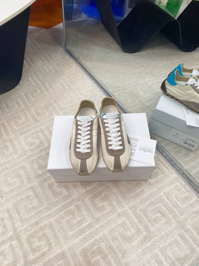 跑量价 Maison Margiela 2025春夏系列新款上架！ 新款Sprinters运动鞋轮廓采用做旧感尼龙与复古处理麂皮制成，灵感来源于复古跑鞋。通过做