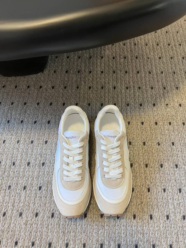 顶级版本 Gianvito Ross* 25Ss早春新品休闲鞋 运动鞋 经典百搭休闲鞋 这是踩云朵的赶脚 上脚超轻超舒服 拉长腿部线条 鞋面：进口牛京 牛皮 内