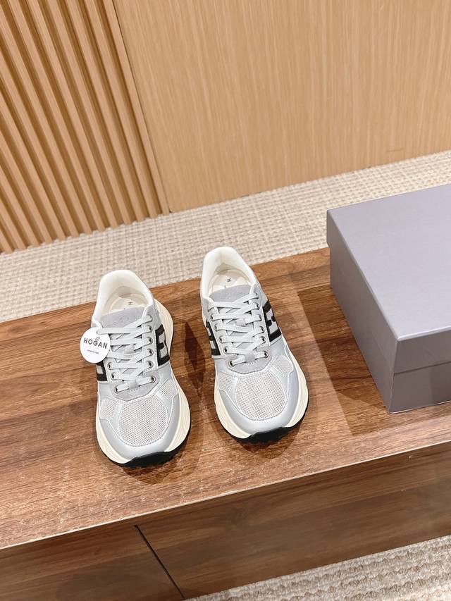 顶级版本 男+10 #豪格家族超轻鞋款，跟高6公分 配裙子和裤子都非常好看，可盐可甜，太百搭了而且外表绝对看不出你 隐形增高无难度 鞋子配有记忆泡沫鞋底，脚感非