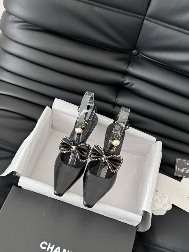 Chanel Vintage中古系列凉鞋 简约而不简单的款，上脚特别显脚细。 鞋面定制面，内里垫脚羊皮，加厚真皮大底。 跟高8 Size:35-39 其它码数定