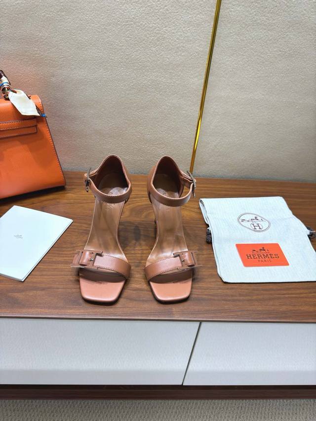 Hermes 爱马仕 经典H高跟凉鞋系列时尚经典又百搭 超级舒服 历时半年拆卸原版开发 匠心精神 每个细节都做到极致 设计简约流畅 打造时尚经典柔美造型 材质: