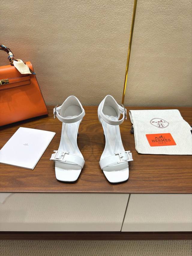 Hermes 爱马仕 经典H高跟凉鞋系列时尚经典又百搭 超级舒服 历时半年拆卸原版开发 匠心精神 每个细节都做到极致 设计简约流畅 打造时尚经典柔美造型 材质: