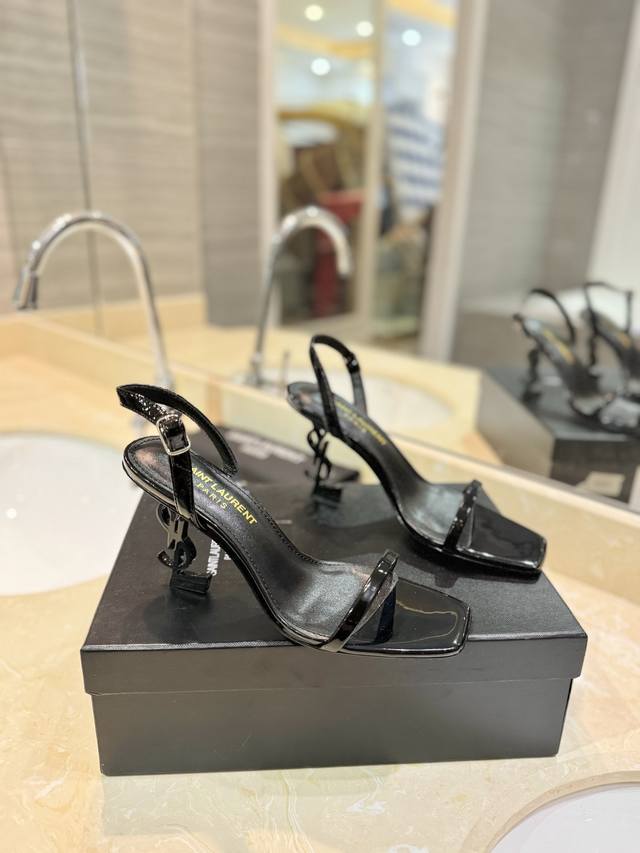 Saint Laurent 圣罗兰 Ysl字母金属扣 烤漆Ysl字母跟高跟凉鞋。特色的字母跟设计，独享不一样的风采。 进口漆皮+水染羊皮里+意大利真皮大底。 两