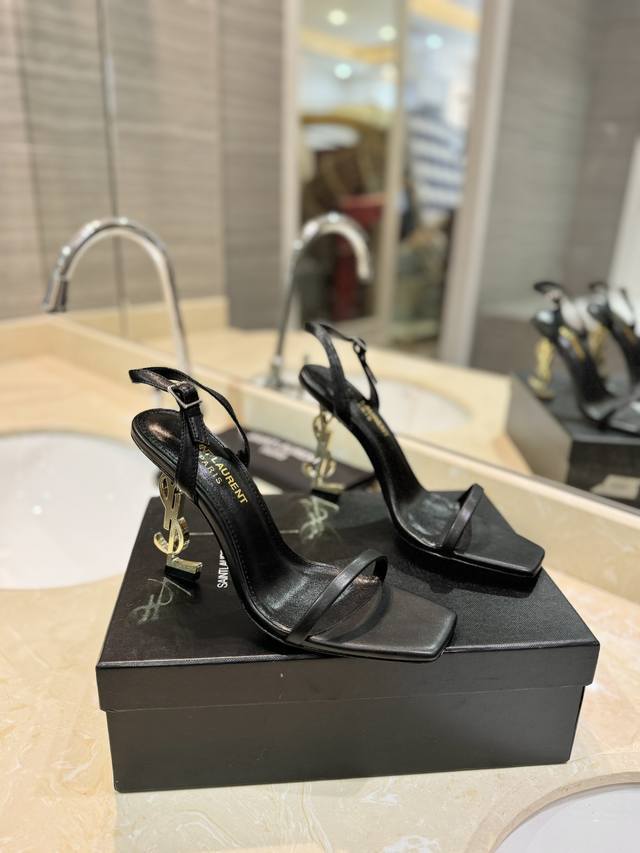 Saint Laurent 圣罗兰 Ysl字母金属扣 烤漆Ysl字母跟高跟凉鞋。特色的字母跟设计，独享不一样的风采。 进口漆皮+水染羊皮里+意大利真皮大底。 两