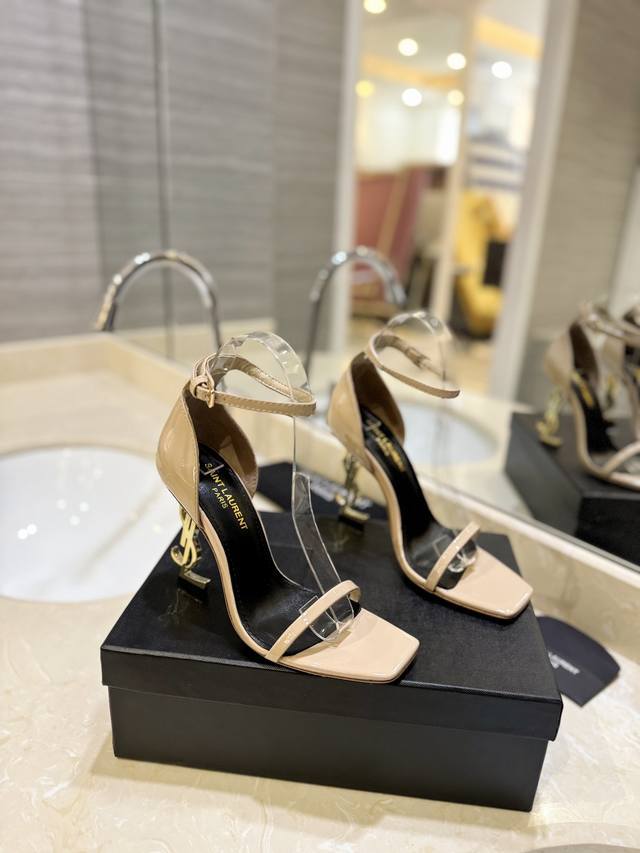 工厂直销 Saint Laurent 圣罗兰 Ysl字母金属扣 烤漆Ysl字母跟高跟凉鞋。特色的字母跟设计，独享不一样的风采。 进口羊京 进口漆皮+水染羊皮里+
