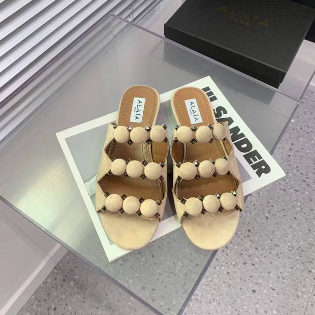Alaia阿莱亚圆扣铆钉平底拖鞋！无数的名设计师都把他看作“Designerofdesigners”更影响着很多人的风格！铆钉、金属环扣、紧束胸衣和性感蛇皮这些
