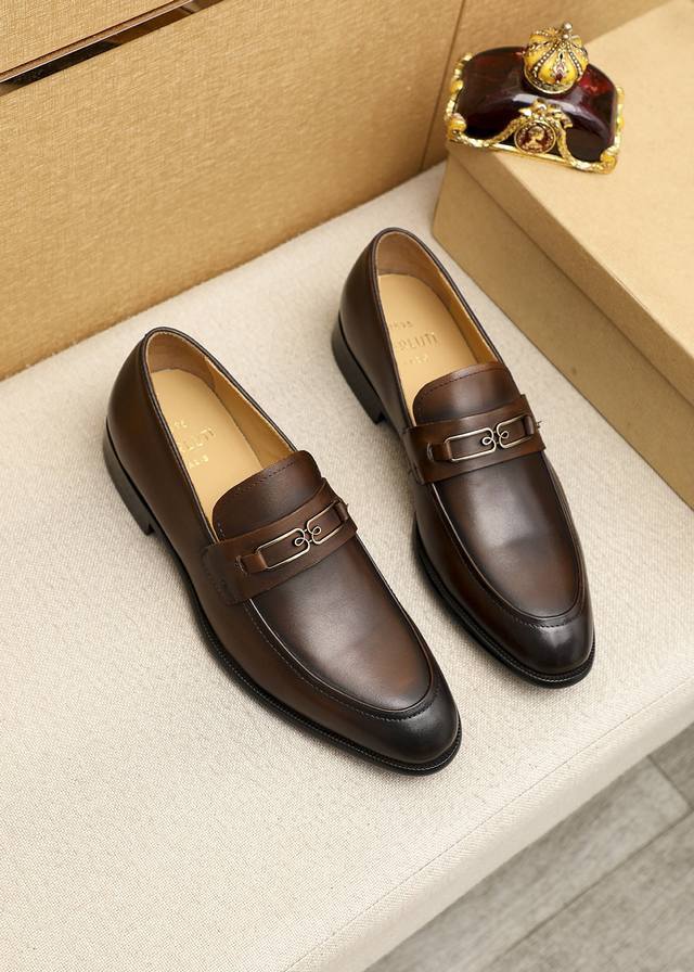 Berluti 伯尔鲁帝 爆款皮鞋顶端品牌奢侈顶级～质量 。 最新時尚休闲鞋..鞋面選用原版头层牛皮制造 水染皮内里 原版个性时尚柔软橡膠耐磨防滑大底，上脚轻巧