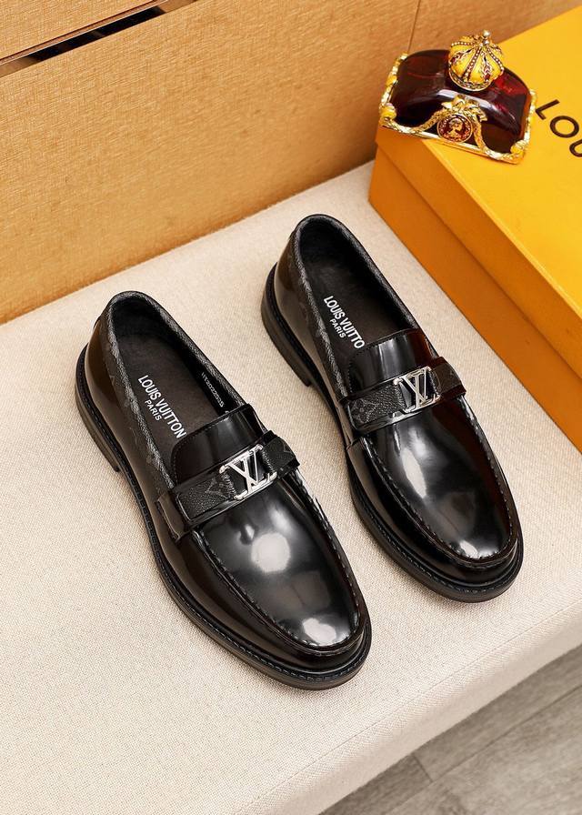 商品商标：Louis Vuitton 路易威登 休闲皮鞋 正码码数: 38-44 45.订制 商品材料：精选 进口头层开边珠小牛皮鞋面+奢华五金扣，进口头层牛皮