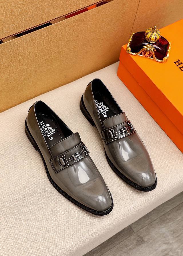 商品商标：Hermes 爱马仕 体闲皮鞋 正码码数: 38-44 45订制 商品材料：精选 进口头层开边珠牛皮鞋面，进口水染牛皮内里。强烈立体视觉效果，组合大底