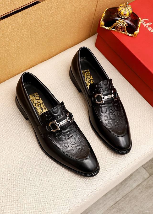 商品商标：Ferragamo 菲拉格慕 休闲皮鞋 正码码数: 39-44 38.45.46订制 商品材料：精选 进口头层小牛皮圧花鞋面+奢华五金扣，进口水染牛皮