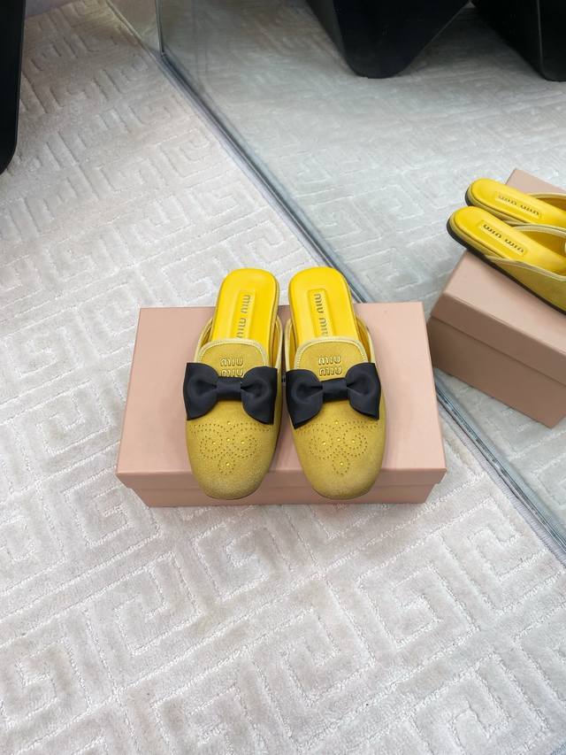 出厂 Miumiu春夏新品蝴蝶结配饰雕花冲孔平底乐福鞋单鞋拖鞋系列 即优雅又可爱 带弧形的小圆头 完美演绎赫本风 上脚可爱又减龄 配上袜子满满学院风 鞋面采用进