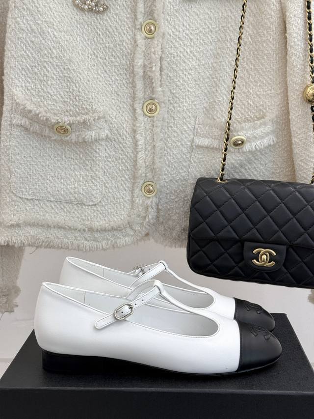 厂价 Chane* ｜小香23Ss新品玛丽珍鞋 今年的款是怎么回事 都太美了吧 这个春夏注定不平凡 自带精致与气质 就很有当代的复古那味儿～～ 既有单鞋的舒适又