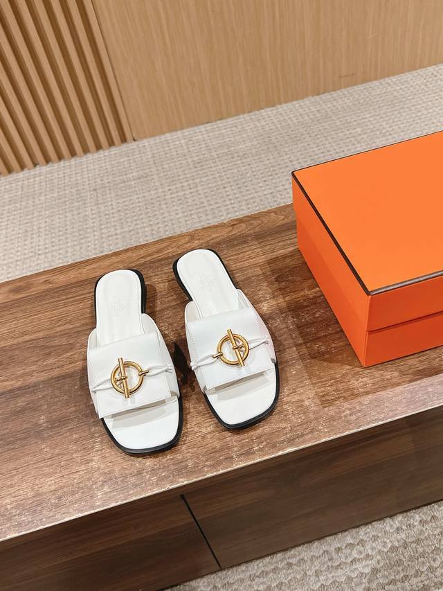 爱马仕新扣平底 粗跟拖鞋 好穿百搭，夏日必备高端工具鞋 新爱马仕扣子新颖又好看 鞋面小牛皮 内里垫脚小牛皮 意大利进口牛皮底 平底 粗跟5.5Cm Size：3