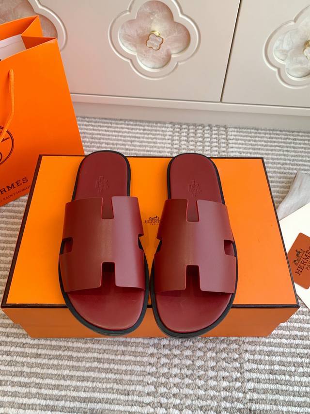 情侣 Hermes 爱马仕H家Izmir系列 经典H 情侣款凉拖鞋 顶级品质 鞋面：进口头层牛皮 手掌纹牛皮 牛皮内里 进口真皮大底 Size：35-45全套包