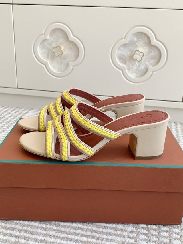 批粗跟 代购级 Loro Piana Lp Sprightly Charms系列凉拖鞋 罗马凉鞋 Sprightly Charms 凉鞋 以方形鞋头和鞋跟展现全