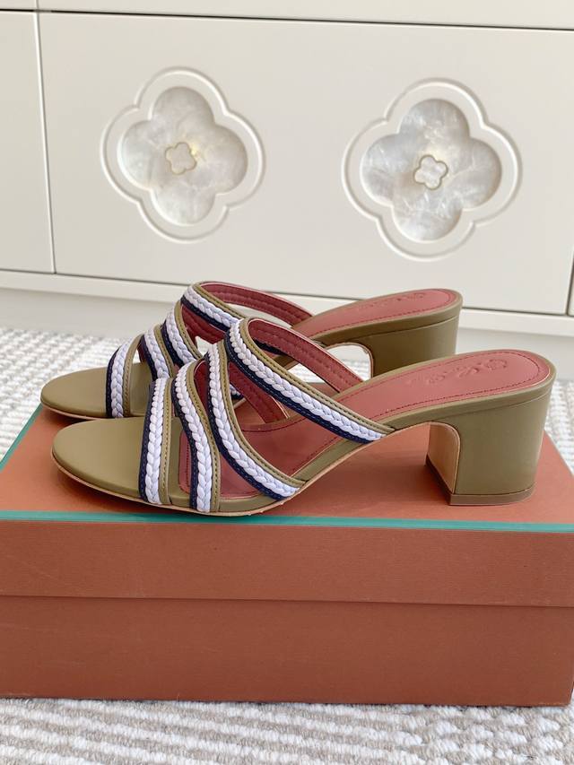 批粗跟 代购级 Loro Piana Lp Sprightly Charms系列凉拖鞋 罗马凉鞋 Sprightly Charms 凉鞋 以方形鞋头和鞋跟展现全