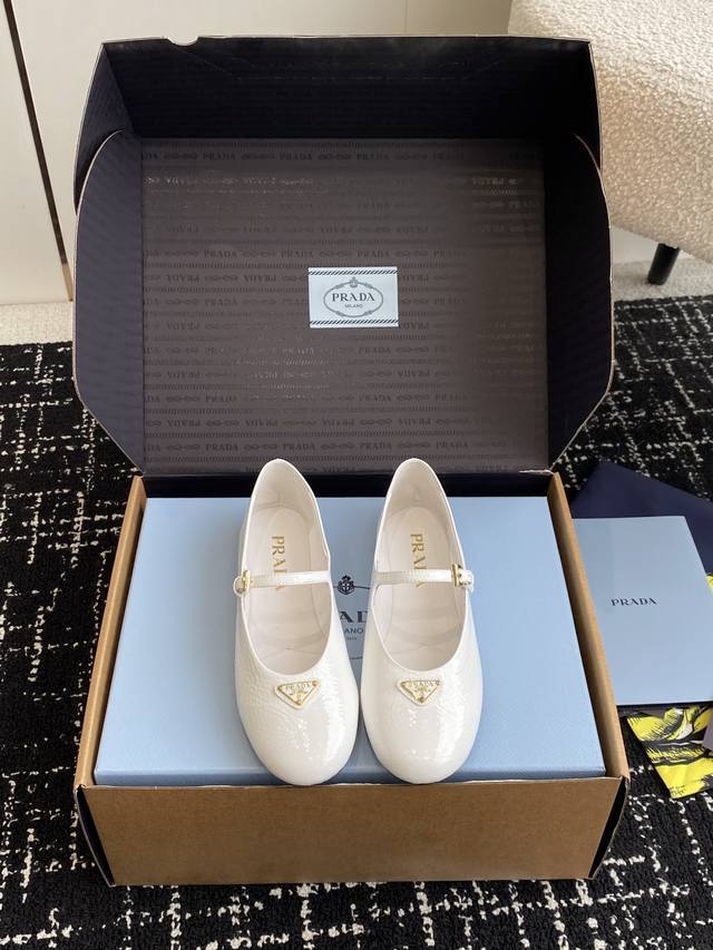 东莞代购级 官网同步盒包装 Prada 24Ss 普拉达春夏新品 实力来袭 Prada Glow限时店很闪亮的单品 玛丽珍单鞋 芭蕾舞鞋 超级爆系列爆品，各大网