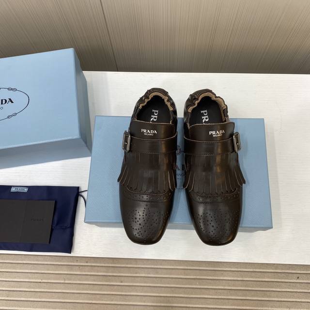 出厂价 顶级品质 Prada 普拉达 25Ss春夏走秀新款流苏复古乐福鞋单鞋 这款鞋履着意呈现经典与复古格调，兼具阳刚气质与柔美风情，形成二元对比，彰显Prad