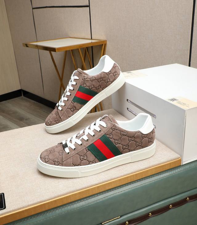 GUCCI2024年最新款 专柜同步发售，意大利进口原版小牛皮，真皮内里， 凸显高端 贵气 档次 做工考究，鞋底：原厂特供原版底，独家双层活动成型底超级舒适，实