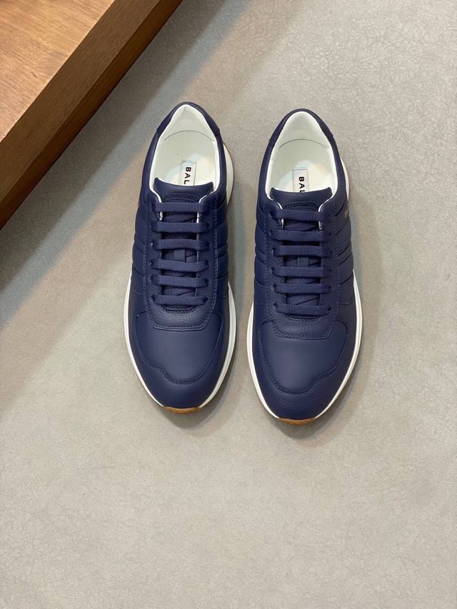 Bally 巴利 Demmy 运动鞋在日常造型基础上采用混合材质，选用纯色与绒面牛皮革，搭配质感网布制成，舒适软软羊皮内里。两侧运用撞色装饰增添新意。超轻原版大