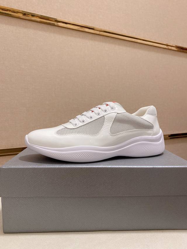 工厂价 元 情侣款普拉达 PRADA 新款男士休闲运动鞋，高端品质 TW定制双层透气网布进口头层小牛镜面漆皮 鞋垫是小牛皮 冲孔设计 透气舒适 原厂真空PU吸塑