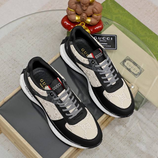 GUCCI 古奇官网男士休闲鞋同步款，鞋面选用牛皮配进口新品牌元素 古奇，彰显不俗的气息，设计简约套脚款型 超级百搭 内里头层皮。橡胶发泡大底 ，码数38-44