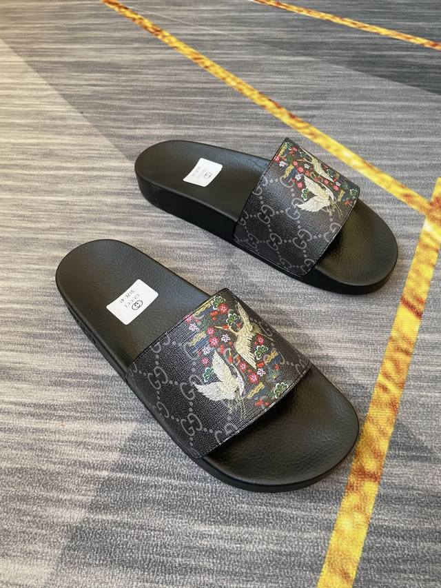 调工厂价 男装男鞋 运动原单古驰 Gucci 2025春季新款，蛇年爆单新品，情侣款一字拖，男女同款拖鞋，脚感舒适，帅气百搭，码数35-46