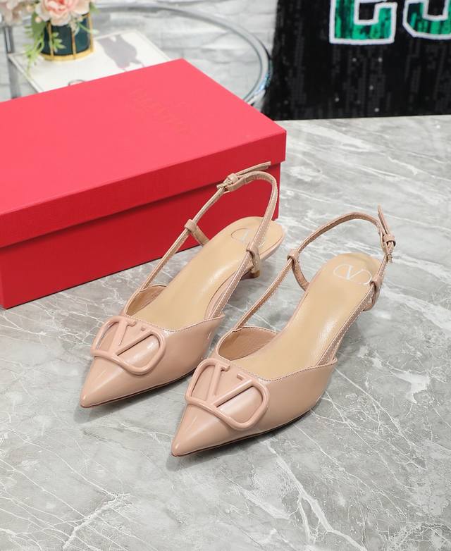 工厂价 女装女鞋 运动原单华伦天奴中跟4厘米，Valentino私家金属Logo系列后空凉鞋，尖头鞋简直是脚胖脚宽救星显瘦显脚长，不喜欢经典款两带太高的，选这款