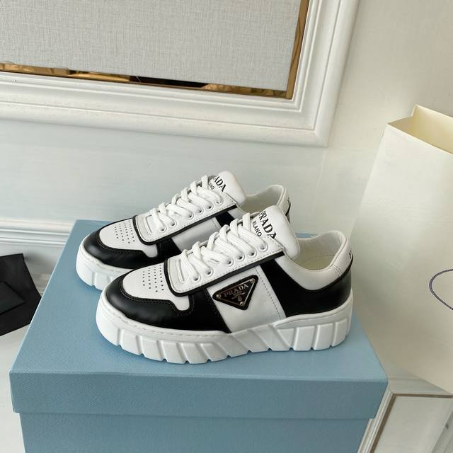 冲量价: 男10 PRADA 222 拉普新达品，实力来袭！众网多同红款，时搭百髦nice品单，大意利专柜代购原版鞋开发，1比1照原足味刻复。年今的主题就是不义