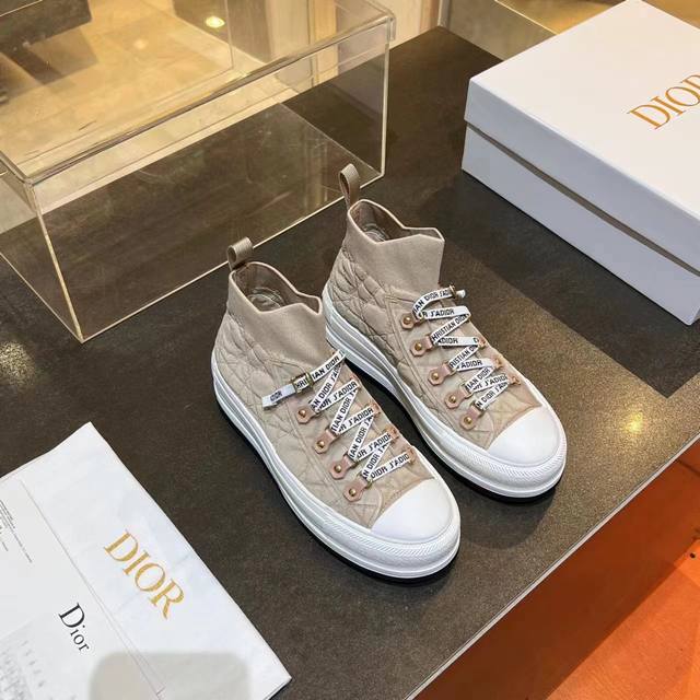 冲量价: Dior 迪奥 秋冬新款Walk‘n厚底绑带休闲滑板鞋 CD字母logo织带暗花梭织拼色帆布忙侣款运动鞋 市面顶级高端版本 材质:原版进口环保梭织鞋面