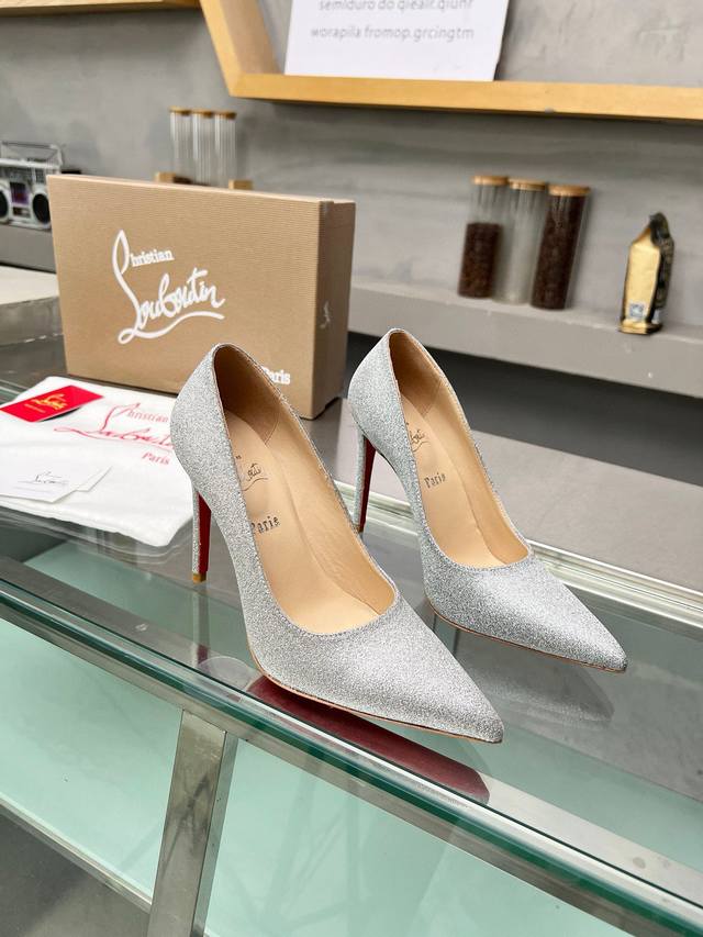 冲量价: ChristianLouboutin 路铂廷 CL红底鞋2024 春夏系列新品登场，创意大胆的鞋履设计尽显前卫态度，焕新都市造型。优雅时尚上面镶有银色