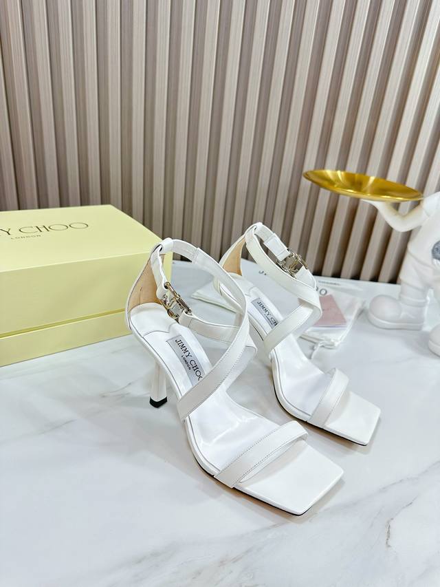 冲量价: JIMMY CHOO 吉米周 是一个非常全面之尊贵时尚生活品牌， 香港,美国等大时尚博主及明星的同款表带女士高跟，中跟，平跟后空凉鞋系列。 澳大利亚尖
